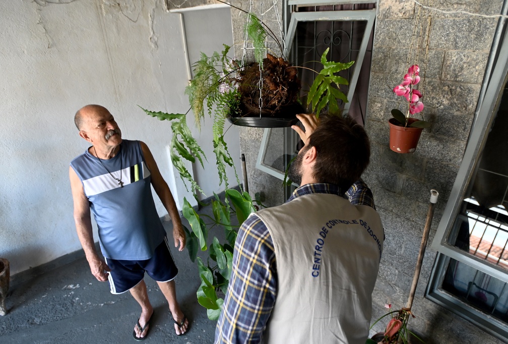 Nos mutirões, moradores recebem orientação e equipes removem resíduos de terrenos e áreas públicas