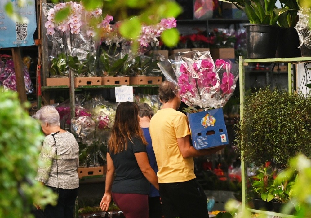 Para quem busca praticidade, as lojas de embalagens do mercado oferecem cestas temáticas que podem incluir chocolates, canecas e outros mimos simbólicos, além dos acessórios tradicionais