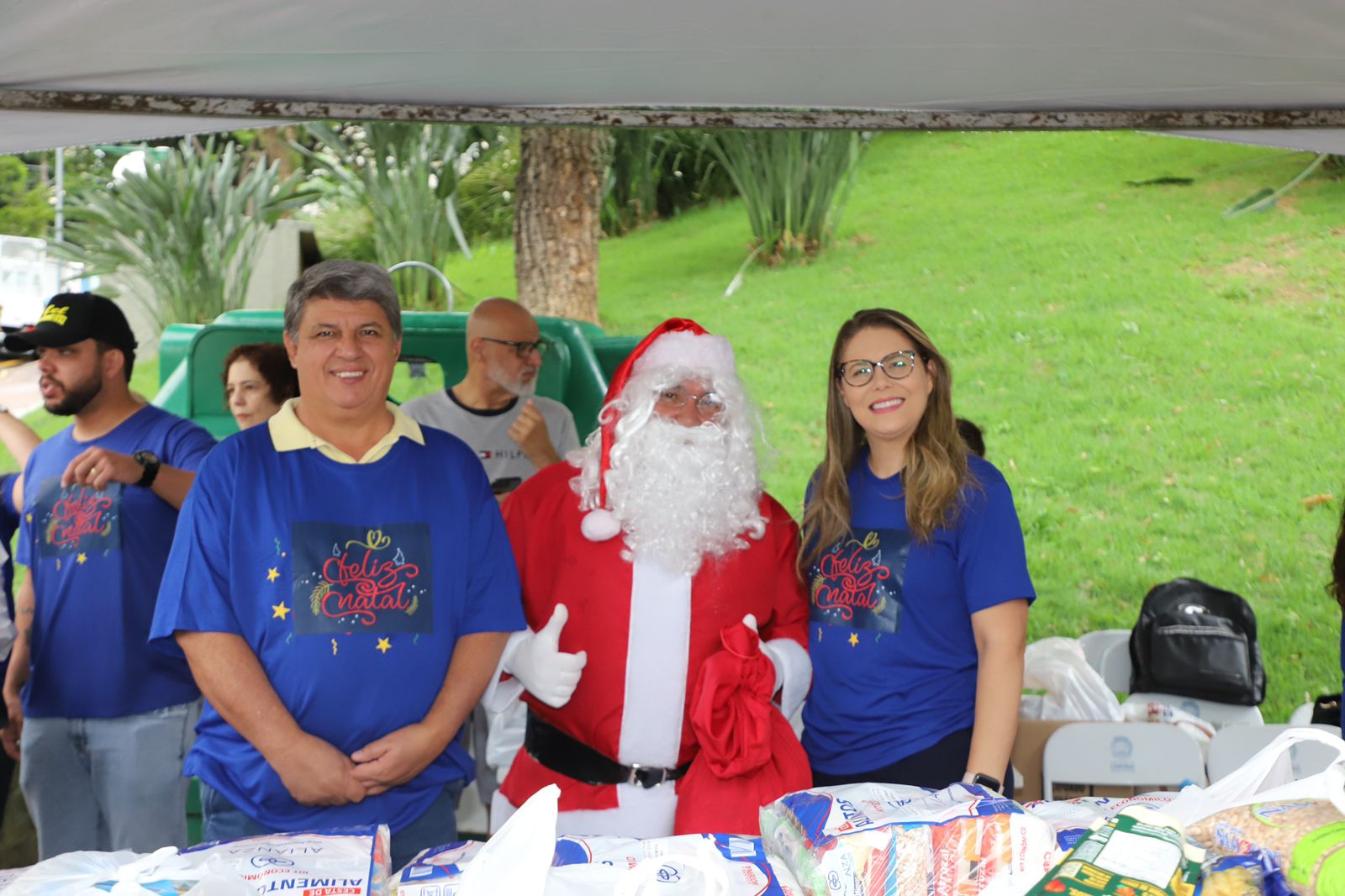 Personagem carrega chave que abre as festividades natalinas
