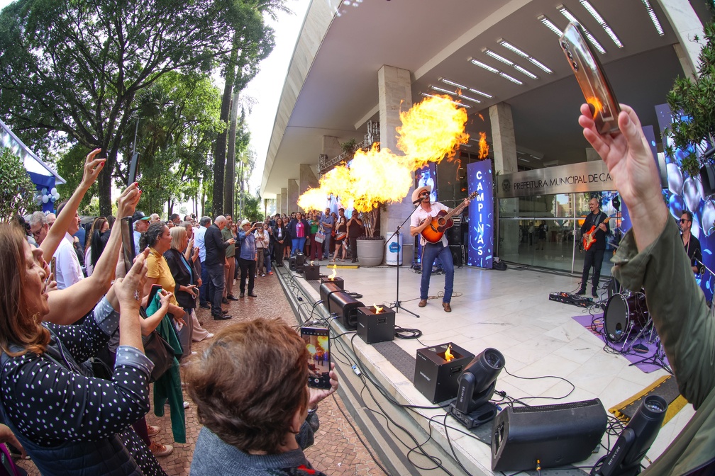 Alisson Lima, filho de Chitãozinho, saudou Campinas cantando o interior paulista
