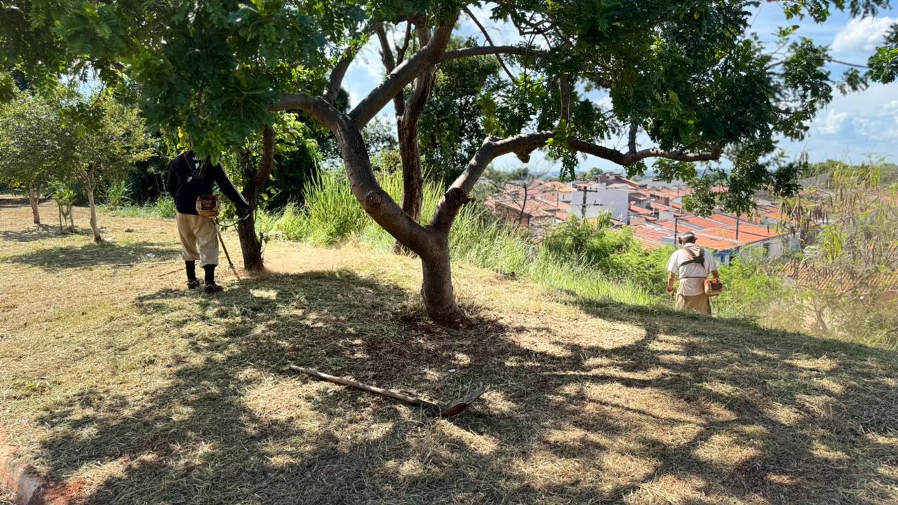Equipes também fizeram a roçagem do mato 