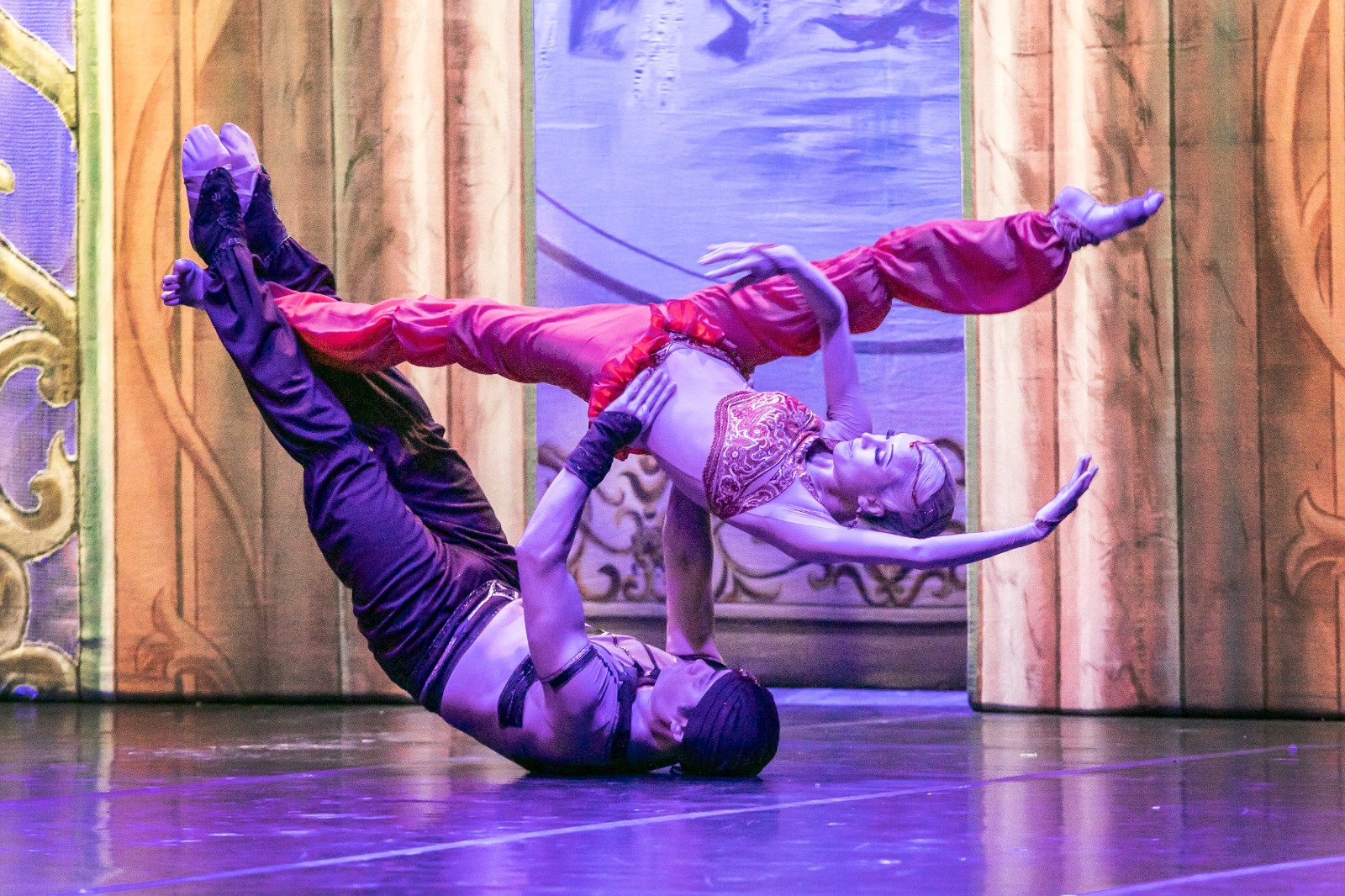 A incorporação de elementos acrobáticos às performances artísticas arrancam aplausos e prendem a atenção do público 