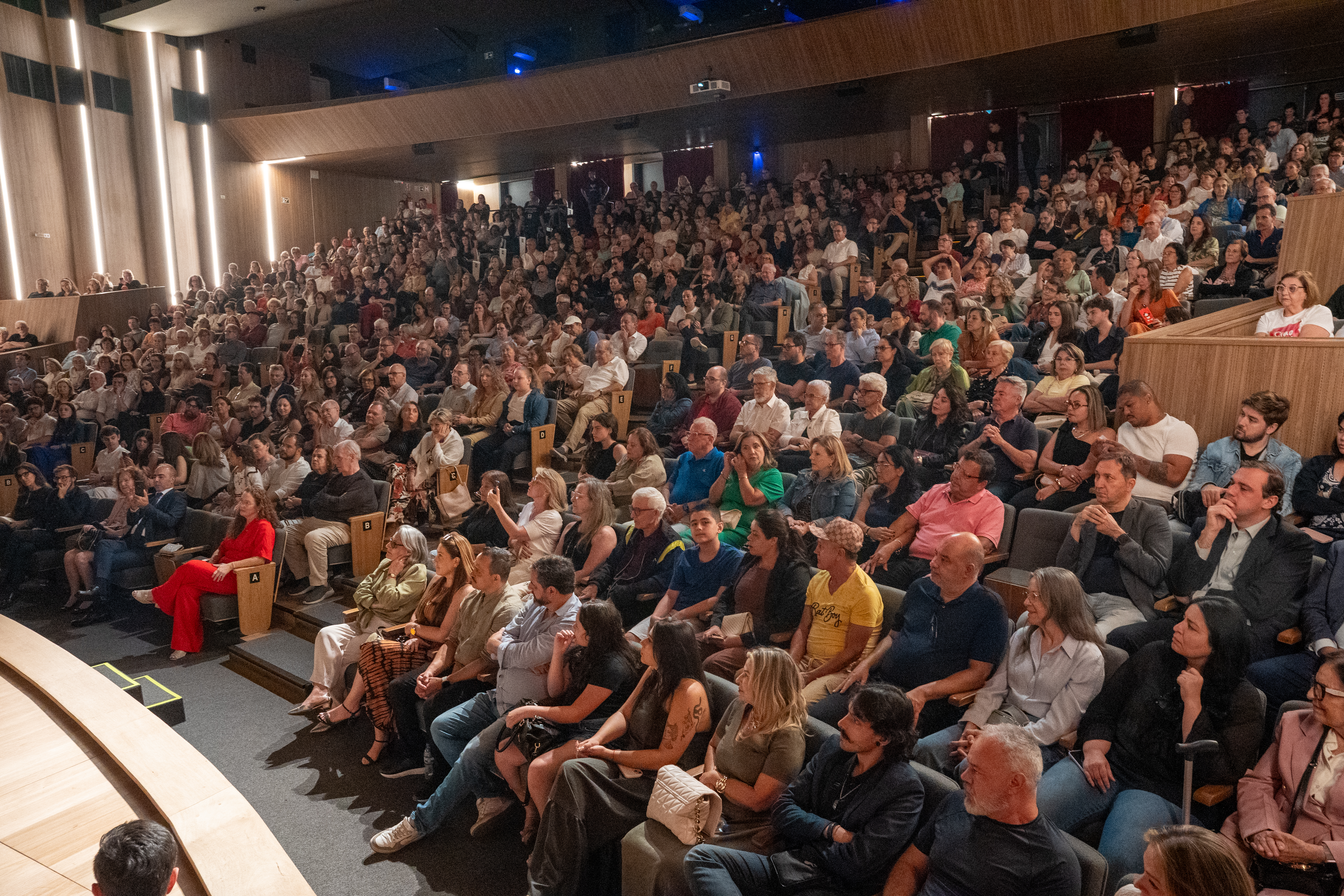 Teatro lotado e fila de espera para os poucos ingressos restantes comprovaram o apreço dos campineiros pela boa música