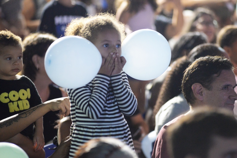 Crianças e famílias puderam aproveitar o espetáculo de música, dança e muita luz