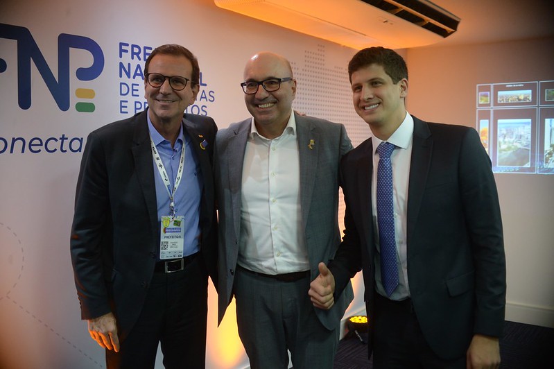 Prefeito Dário Saadi entre o prefeito do Rio de Janeiro, Eduardo Paes, e João Henrique Campos, prefeito de Recife