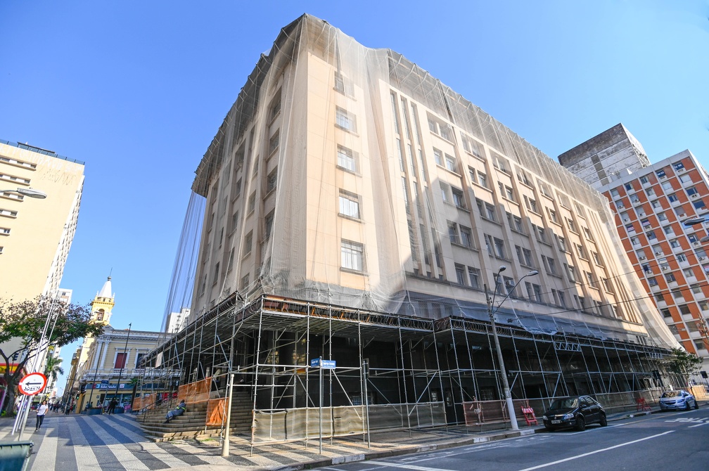 Rede e andaimes serão retirados após a conclusão de obras no telhado e ajustes na fachada