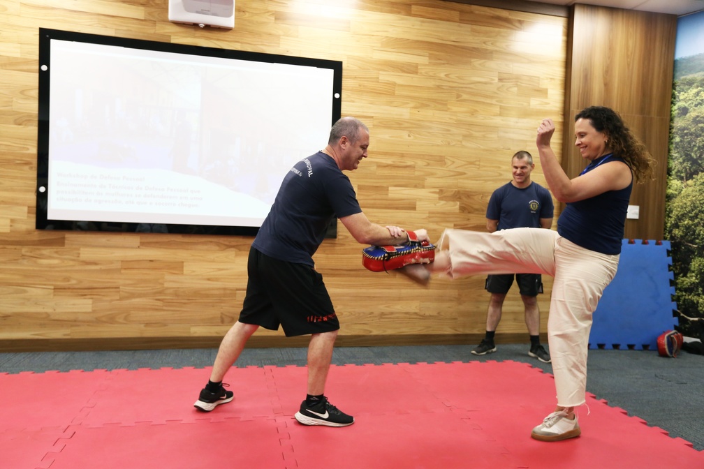 Workshop de defesa pessoal ensinou alguns movimentos para as mulheres usarem em situações de violência