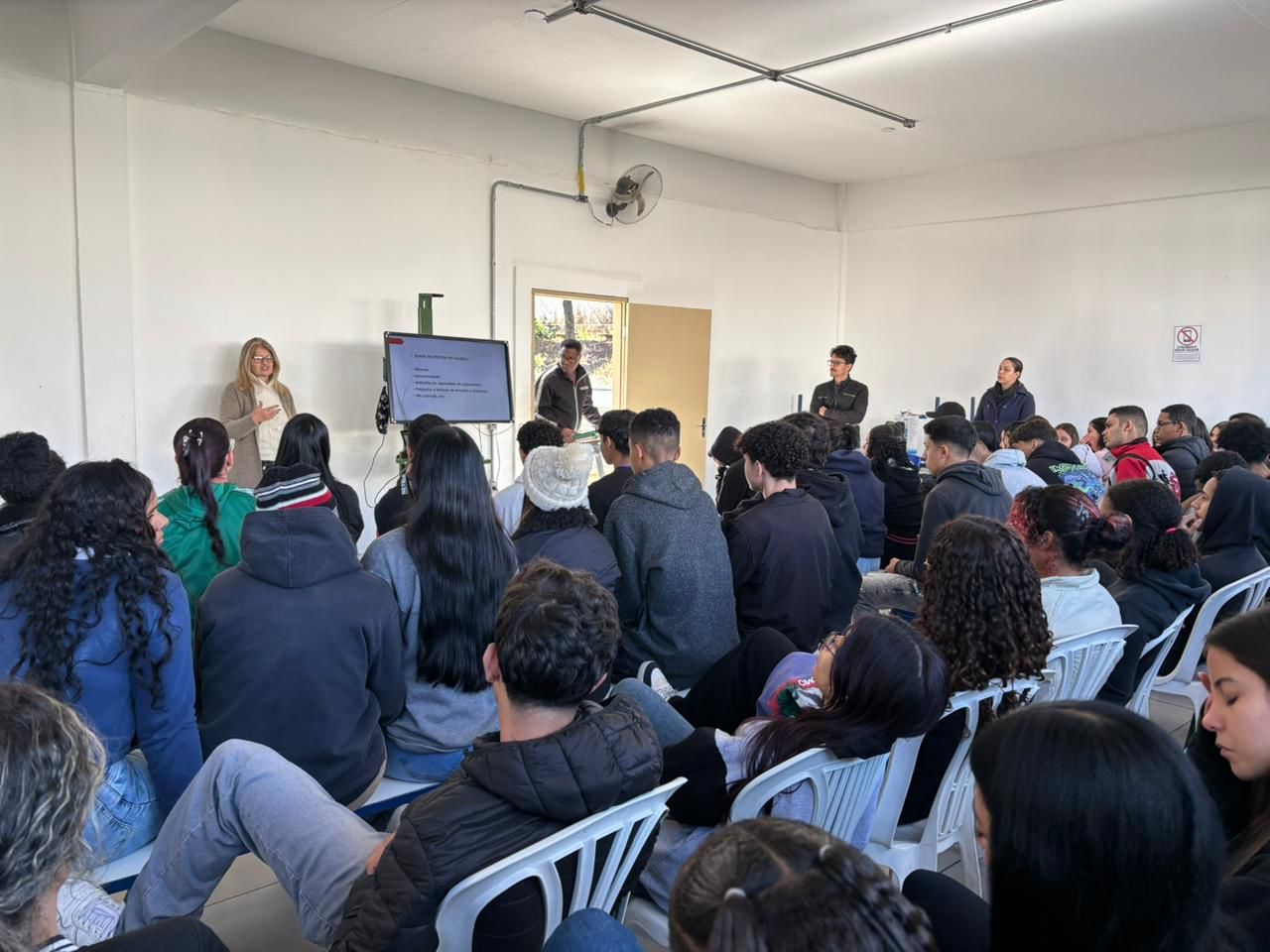 A palestra educativa sobre prevenção ao uso de drogas foi voltada a cerca de 100 alunos do Ensino Médio