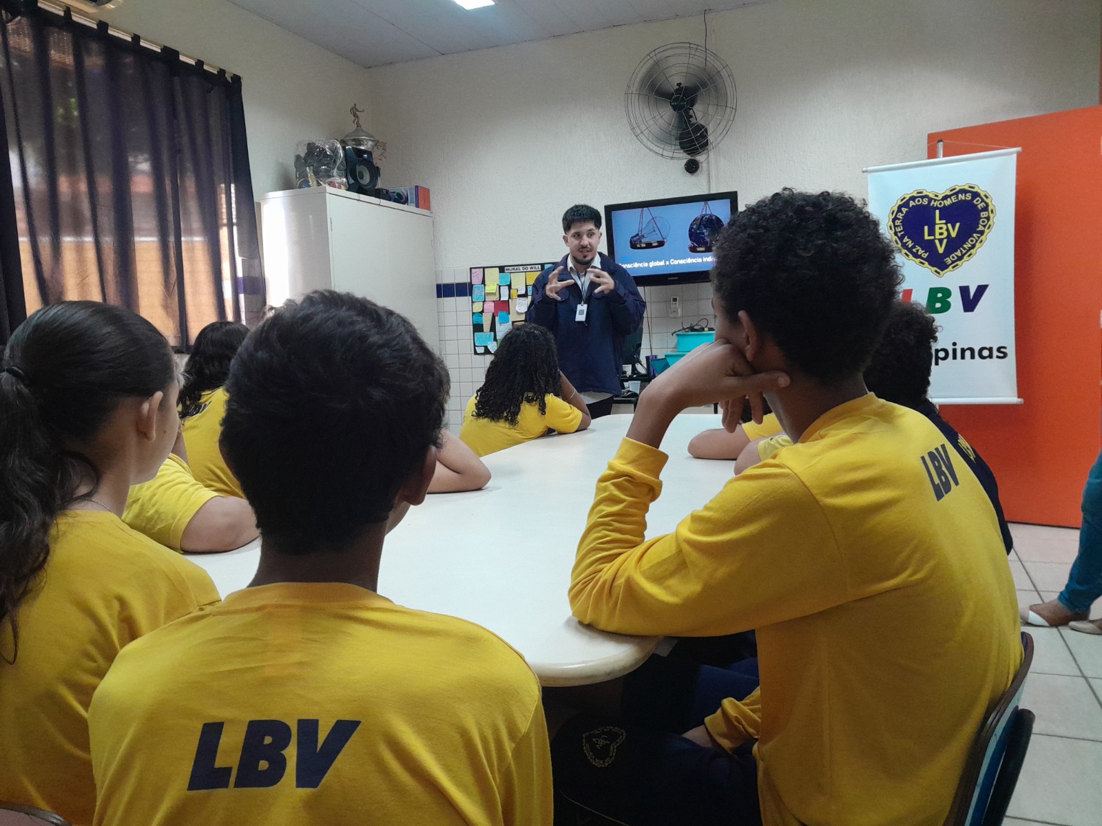 A iniciativa tem como objetivo principal promover a conscientização sobre consumo responsável, reforçando a importância da educação ambiental e da cidadania entre crianças e adolescentes