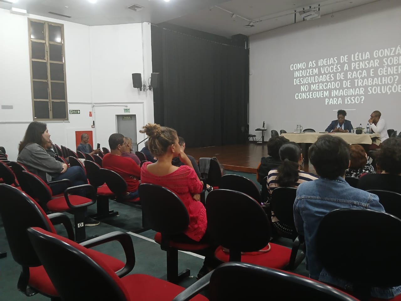 A palestra foi conduzida por Taina Silva Santos, historiadora e mestre em História Social