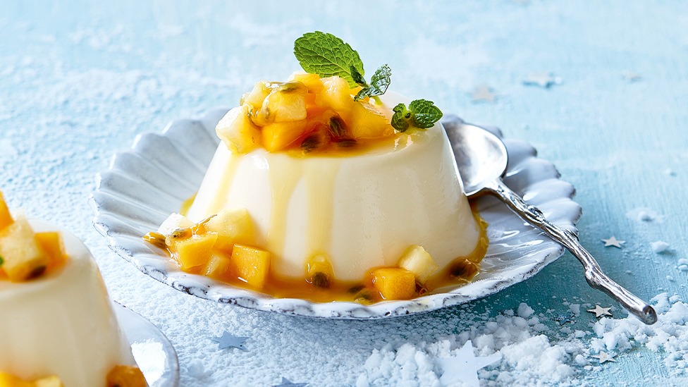 A panna cotta pode receber várias opções de caldas, como a de frutas amarelas refrescantes da estação