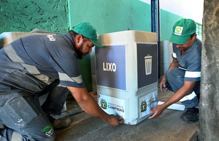 Manutenção é a primeira desde que as papeleiras foram instaladas, em 2023