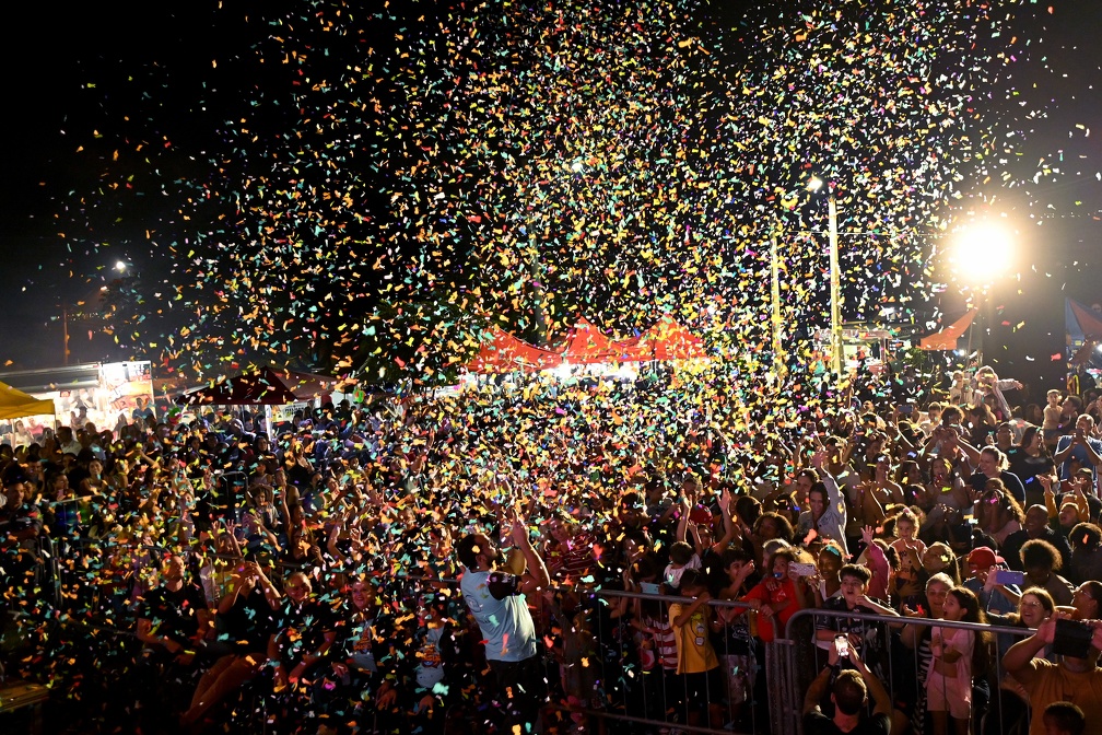 Show de papel picado fez a festa do público no Parque Eldorado