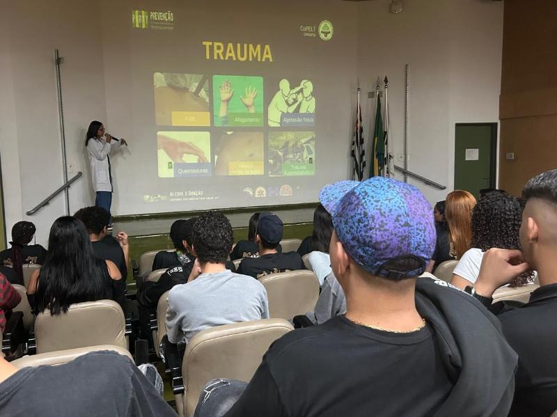 Jovens visitaram ala de Trauma do HC da Unicamp, onde estão vítimas de acidentes de trânsito