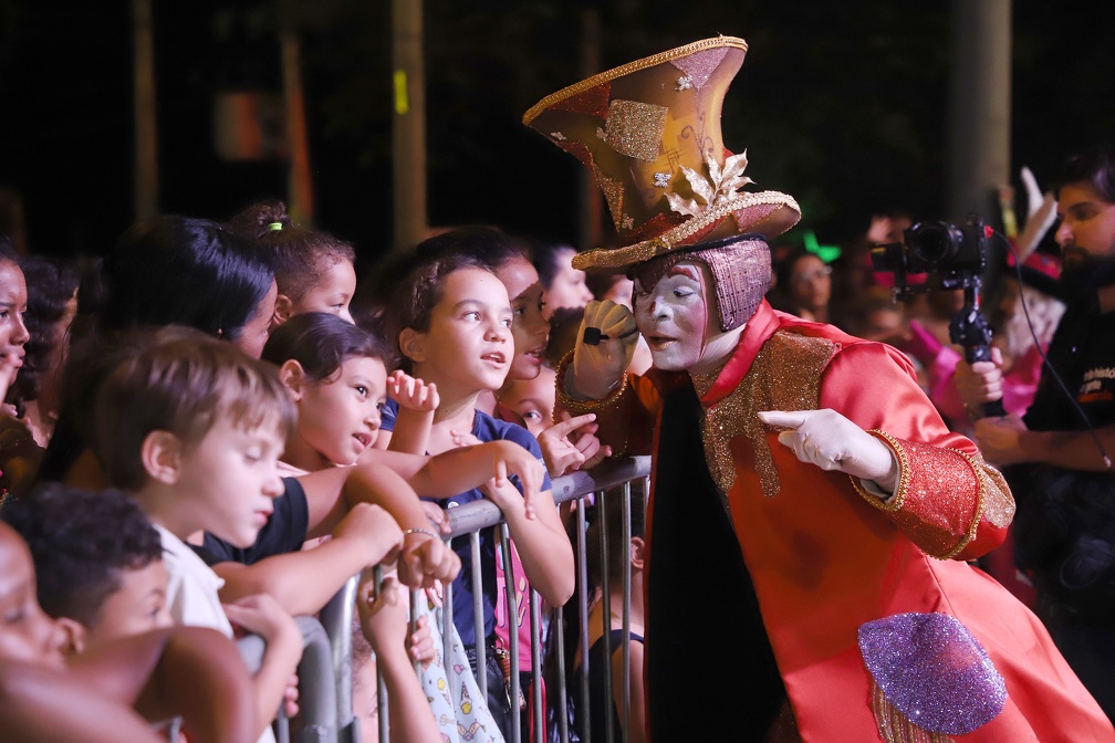 Apresentador interage com crianças no público da Praça da Concórdia