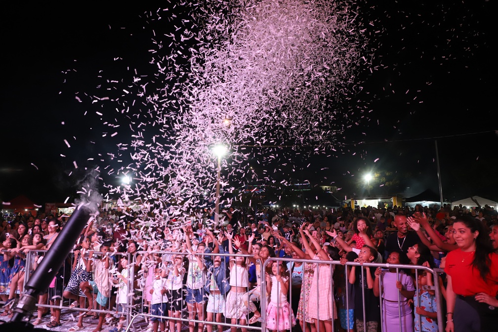 Público formado por crianças e suas famílias lotou a Praça Recanto das Águas