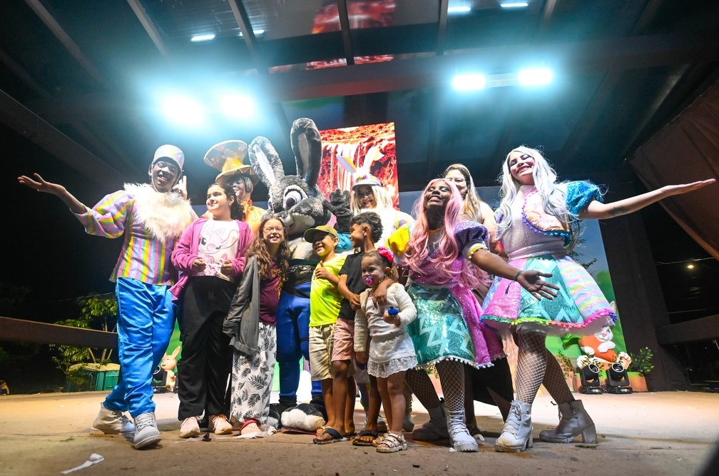 Crianças puderam interagir com personagens no final da apresentação