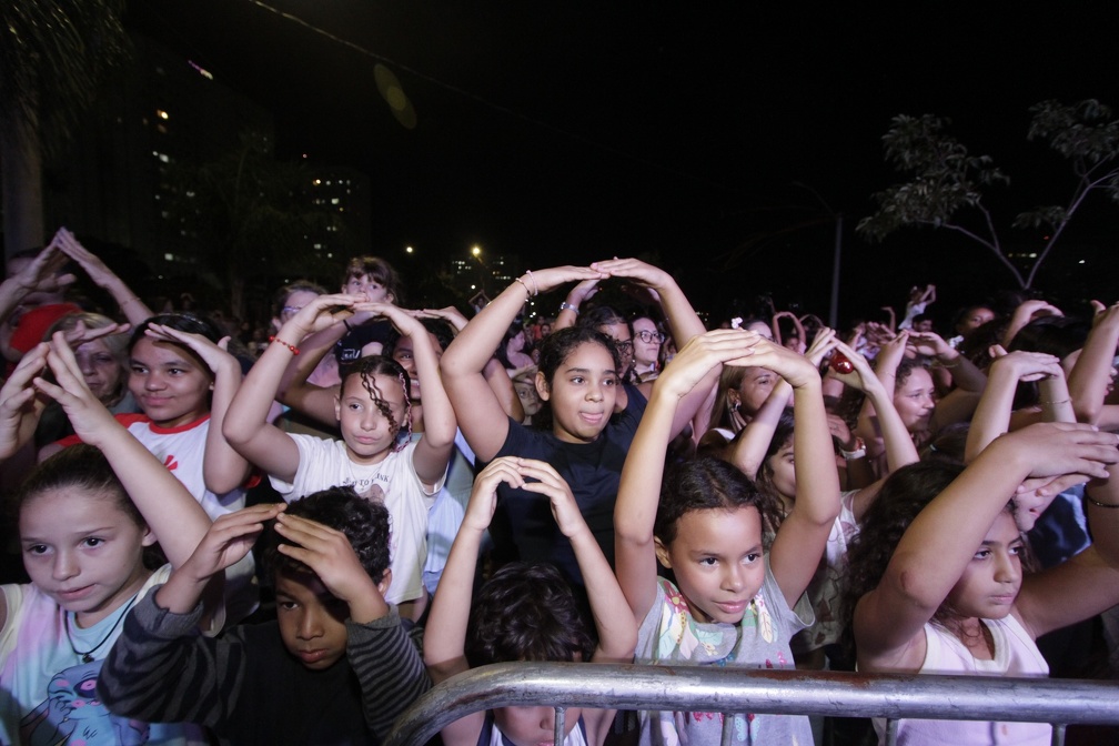 Público repete coreografia do musical: Show Encantado de Páscoa percorre bairros até 5 de abril