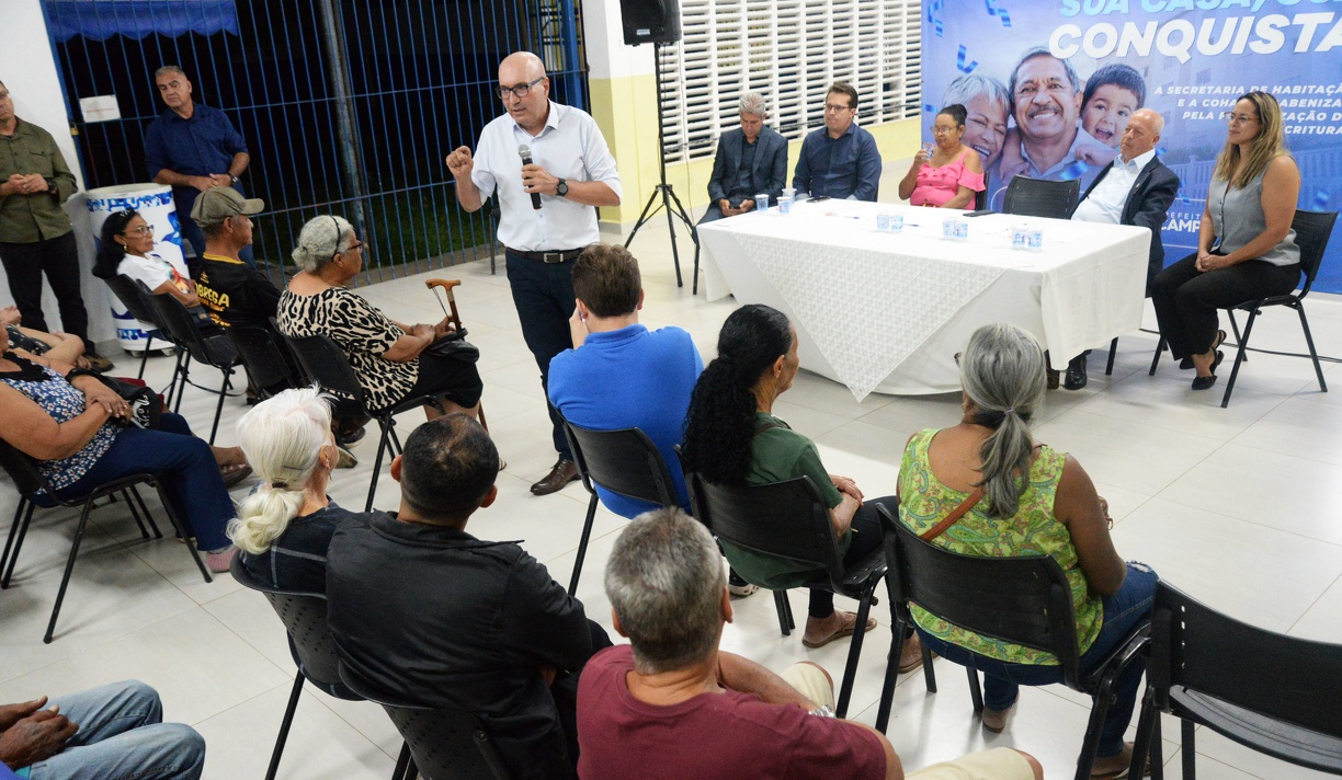 O prefeito Dário Saadi fala durante entrega de matrículas: vida nova para 81 famílias