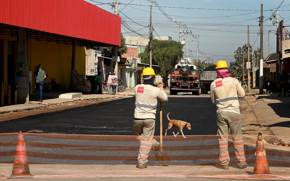 Já está em andamento a pavimentação das ruas que compõem o itinerário dos ônibus do transporte público coletivo