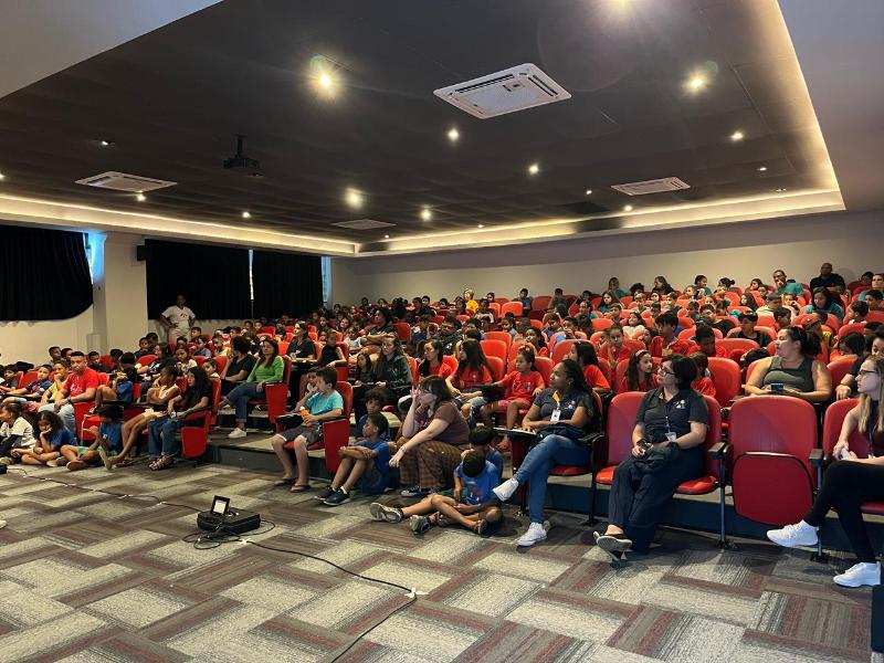 Auditório formado por crianças atendidas por projetos sociais