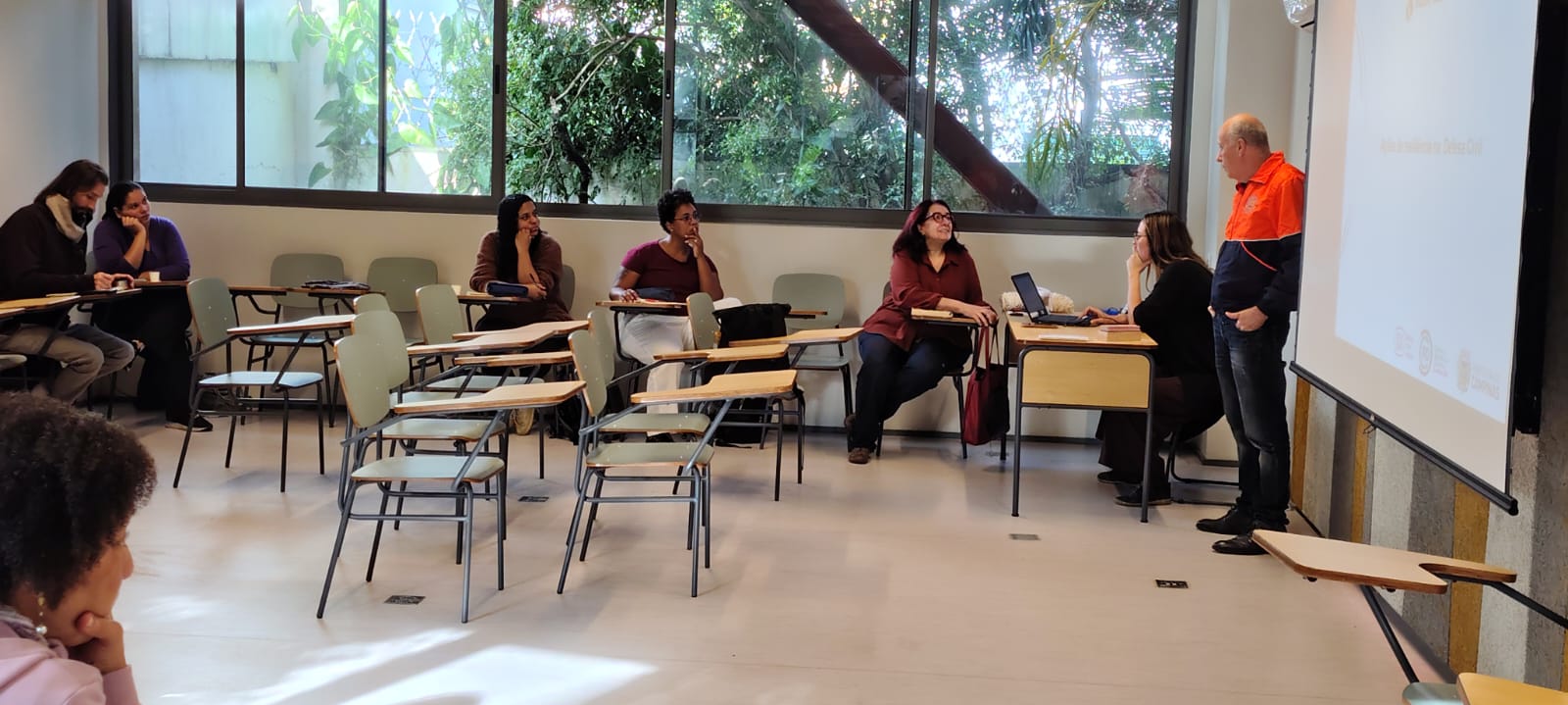 Sidnei Furtado durante palestra na pós-graduação em Pedagogia de Emergência e Trauma