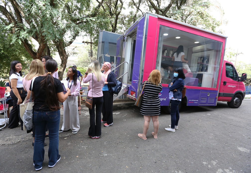Algumas doam cabelo, outras ganham peruca e muitas ficam conhecendo o programa e passam a ajudar a ONG