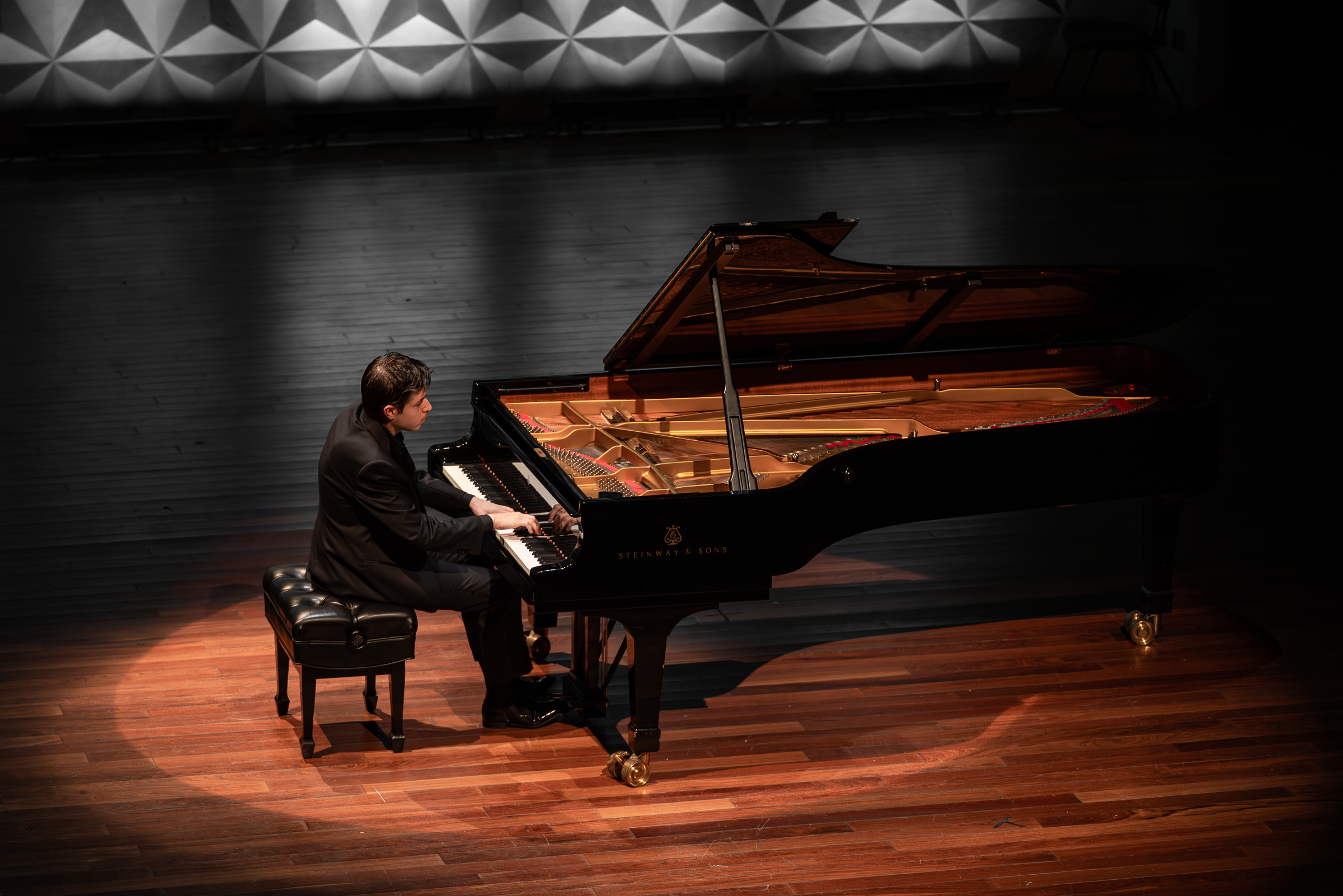 O concerto terá como solista o pianista Estefan Iatcekiw, reconhecido internacionalmente pela interpretação de compositores russos