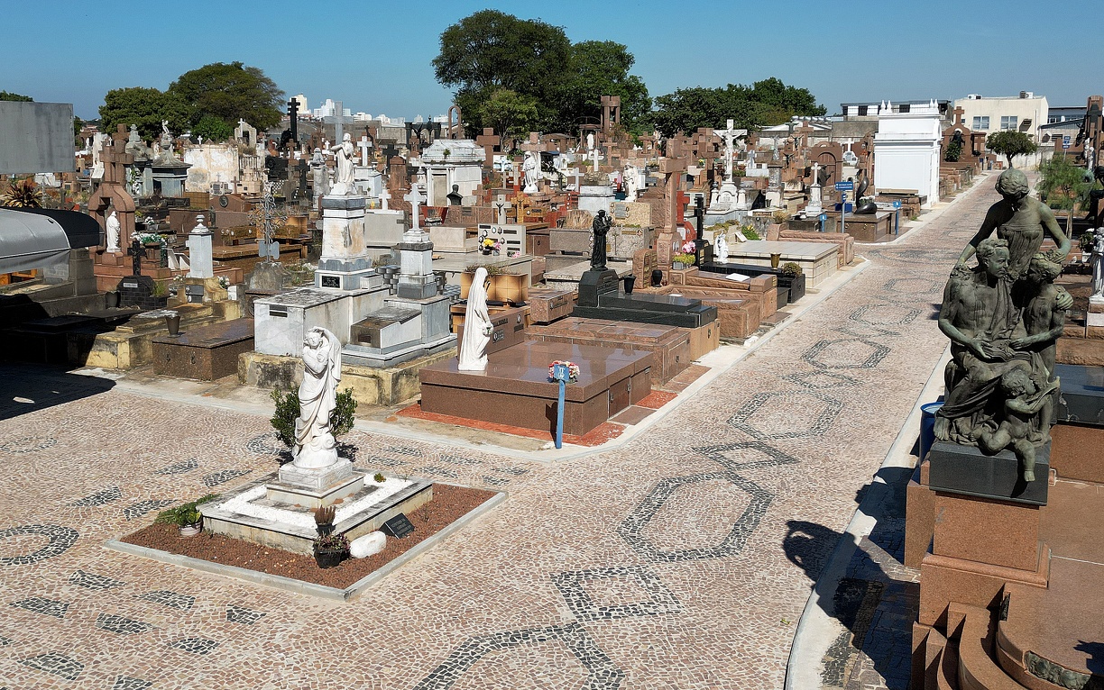 O piso foi reparado com mosaico e peças intertravadas