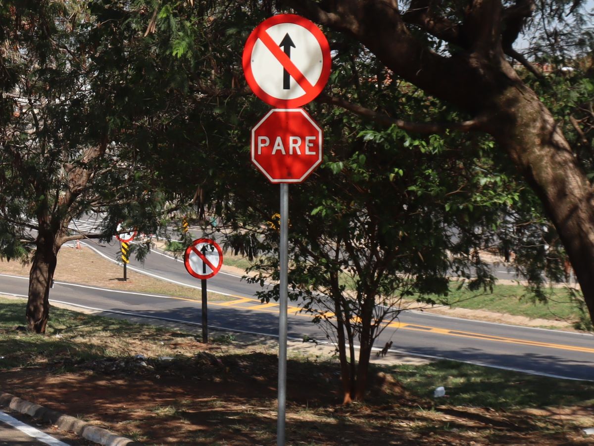  Emdec implanta nova sinalização viária (solo e placas) no trecho da via, para alertar os motoristas