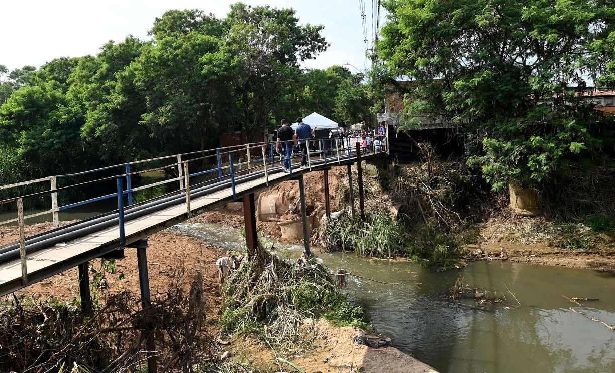 Atualmente, local tem apenas uma passagem para pedestres; ponte vai restabelecer ligação importante entre bairros