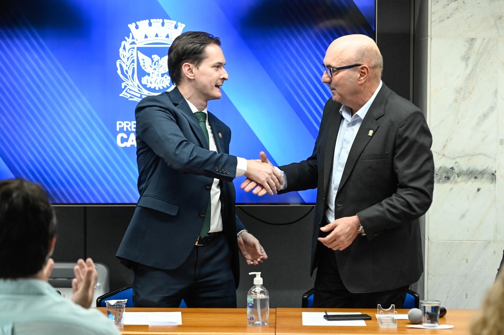 Prefeito Dário Saadi cumprimenta novo presidente do Camprev durante cerimônia de posse