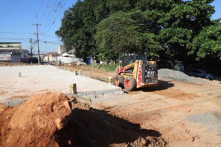 Homens e maquinário estão trabalhando para transformar o terreno em uma área verde moderna