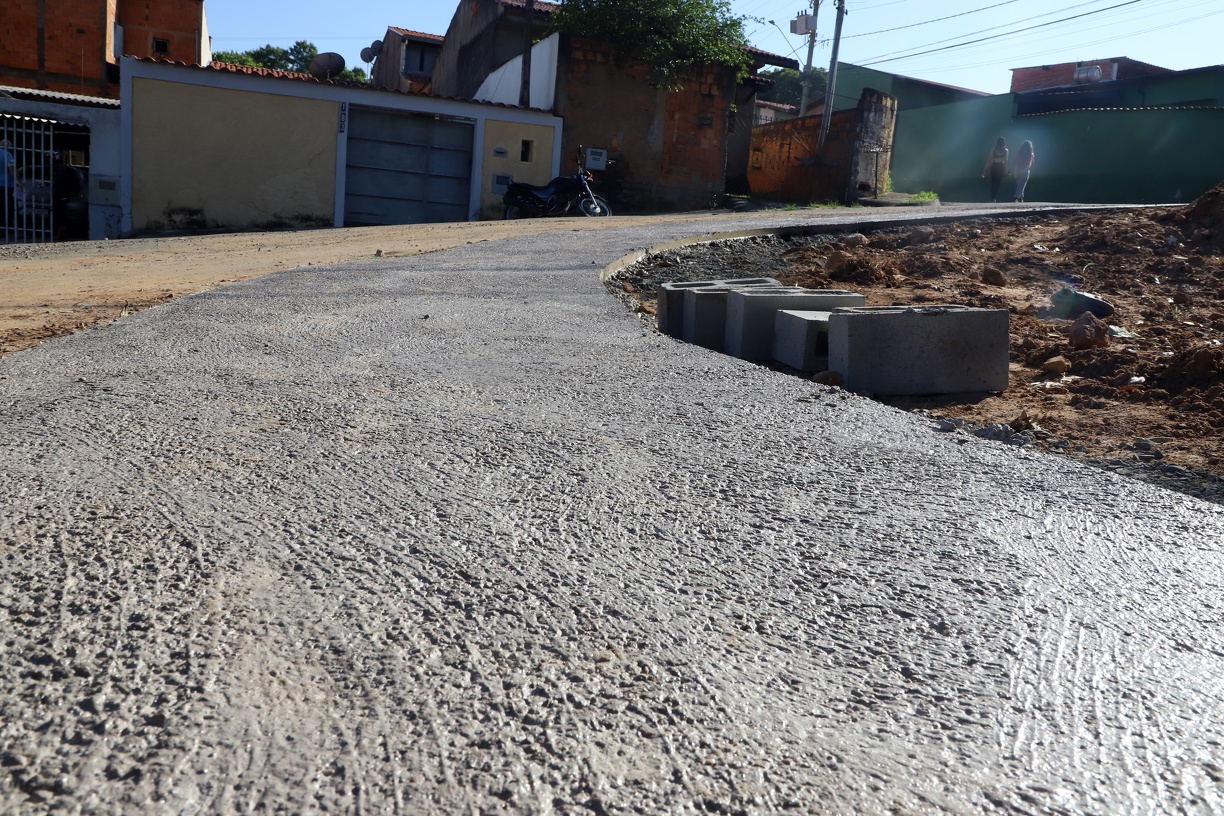  As equipes já iniciaram a construção das calçadas e do contrapiso da quadra.