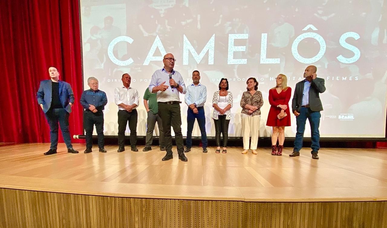 Documentário Camelôs estreou na noite desta quinta, 7 de maio, no Centro de Convivência; prefeito Dário Saadi destacou que a produção traz uma importante trajetória de transformação social