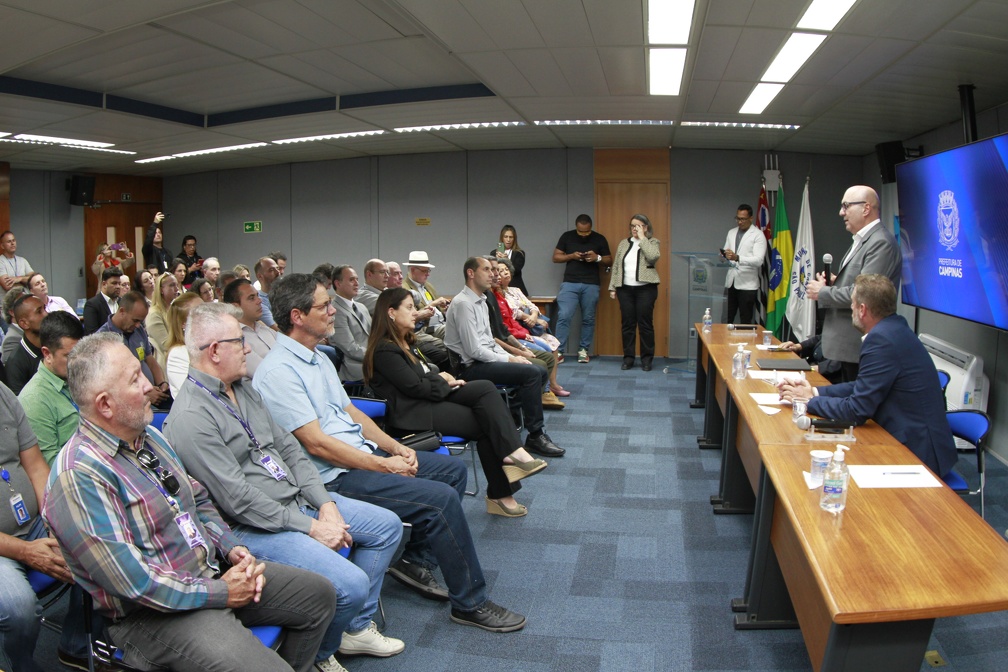A posse foi conduzida pelo prefeito de Campinas, Dário Saadi, ao lado de secretários