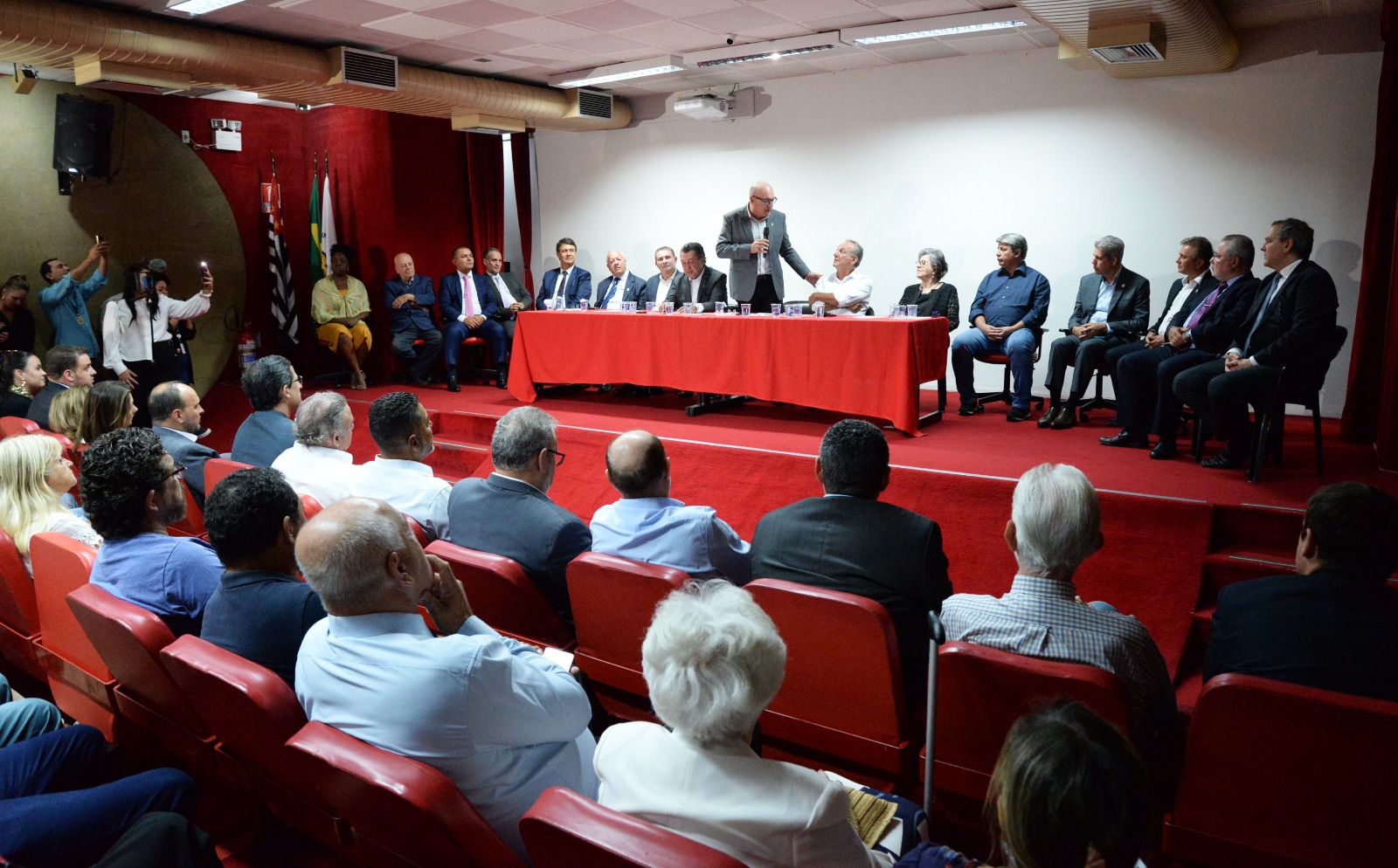 Autoridades, amigos, colegas do Legislativo e representantes da sociedade civil ocuparam o Salão Vermelho para a posse