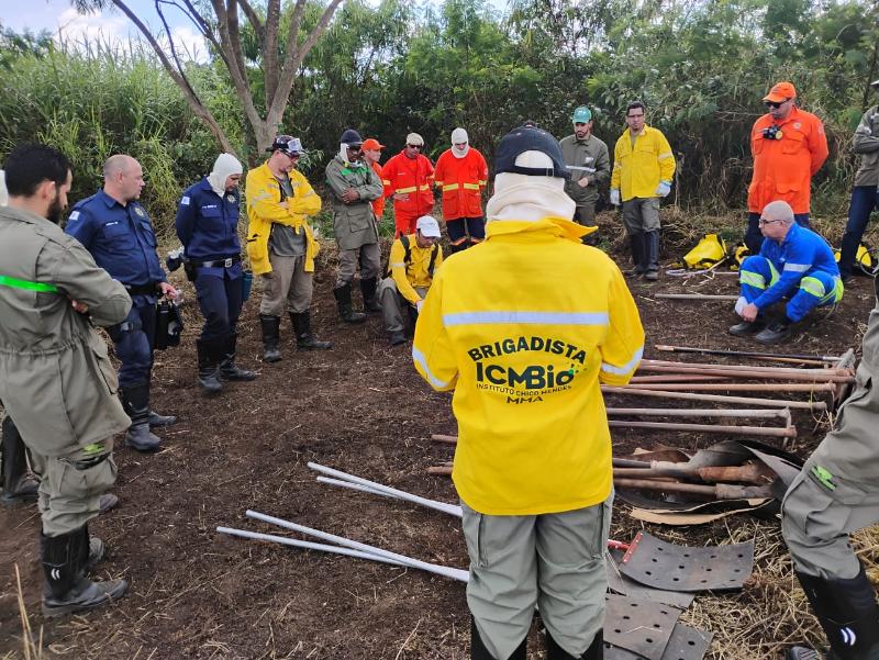 No início, os participantes colocam os EPIs e ouvem instruções dos monitores