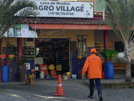 Na região do Village, em Barão Geraldo, os agentes entregaram aproximadamente 500 folhetos com orientações para moradores e comerciantes
