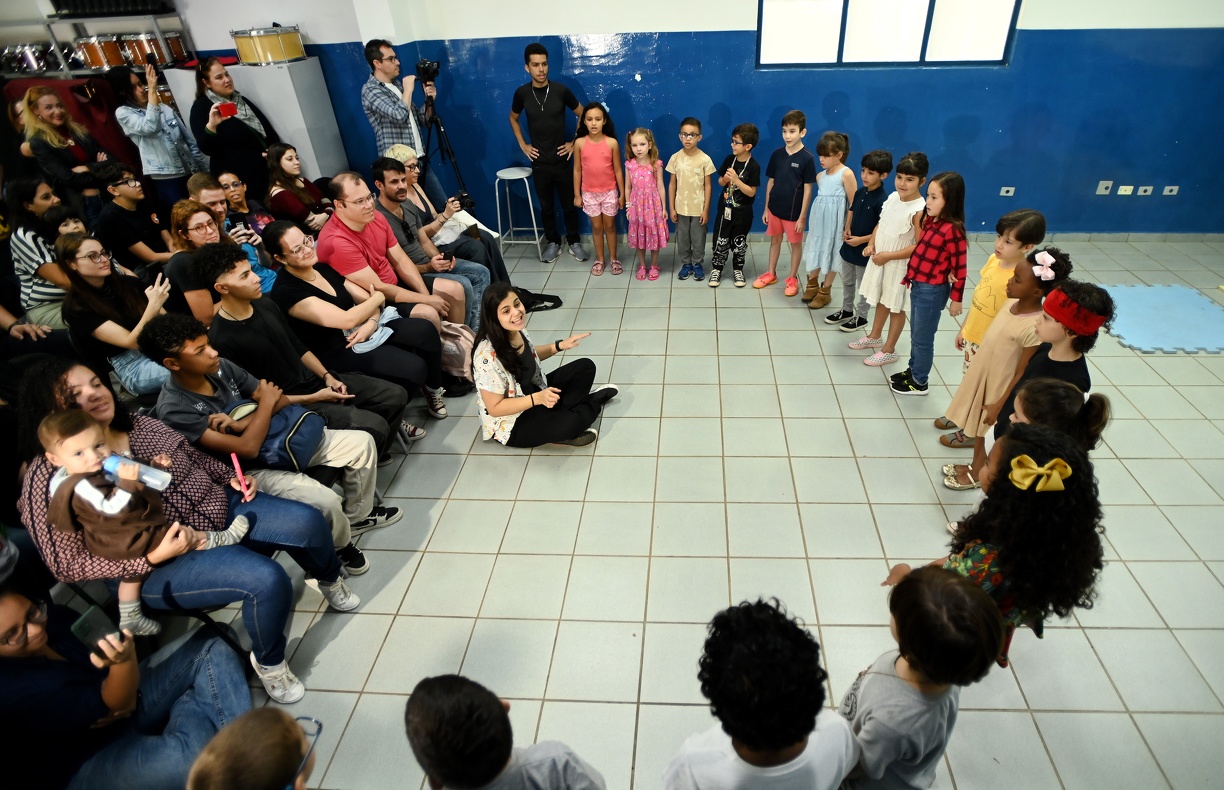 Professores e alunos preparam a apresentação com antecedência