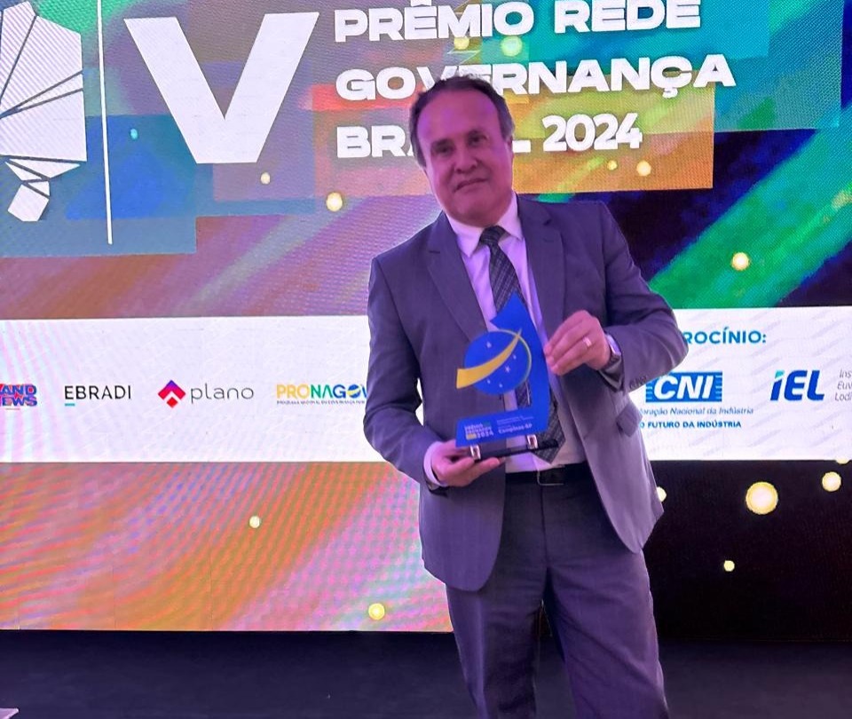 Professor Alberto recebe premiação em nome do município