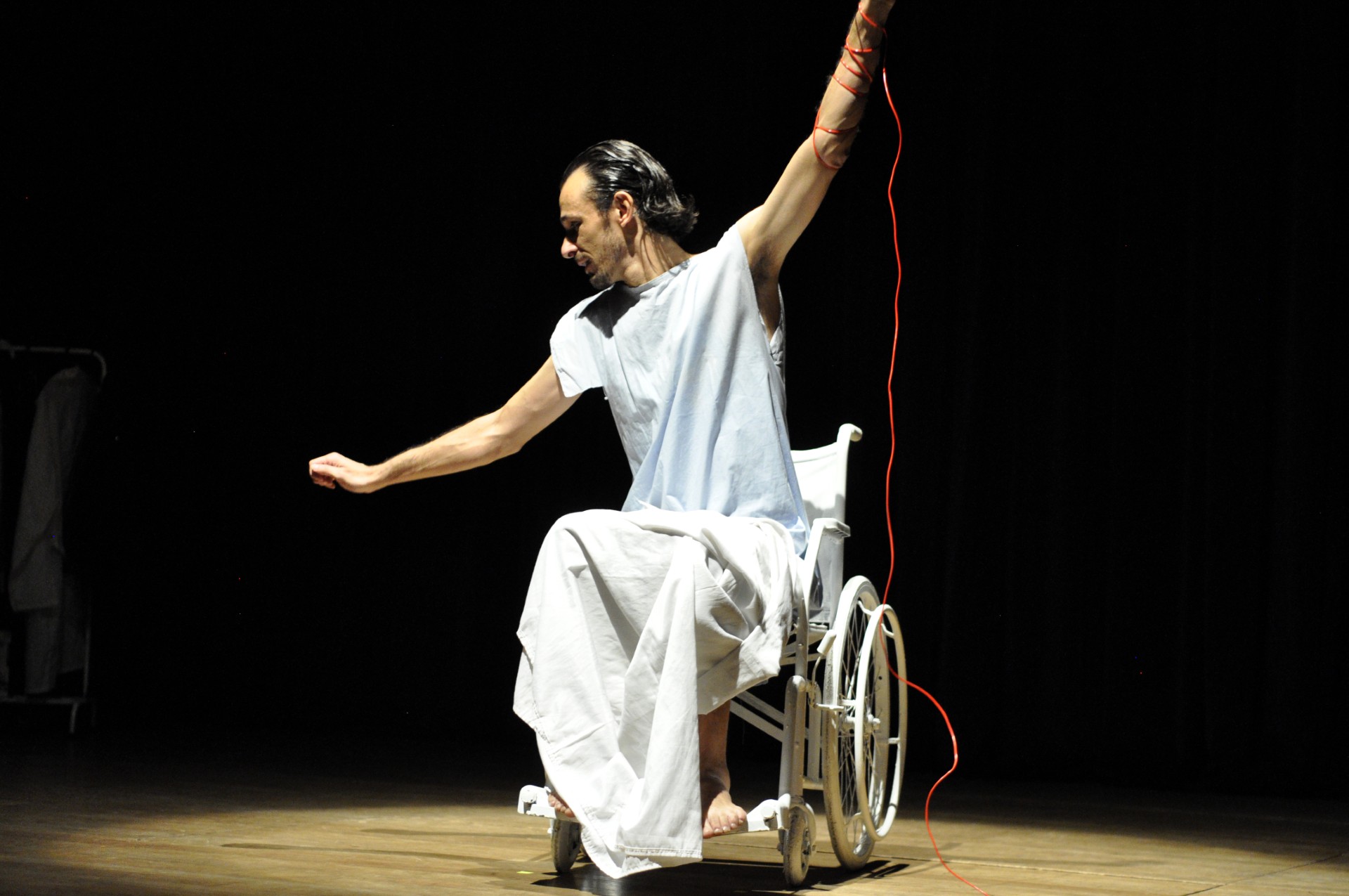 Monólogo usa linguagem da dança teatro e elementos da palhaçaria em uma reflexão sobre vida e finitude 