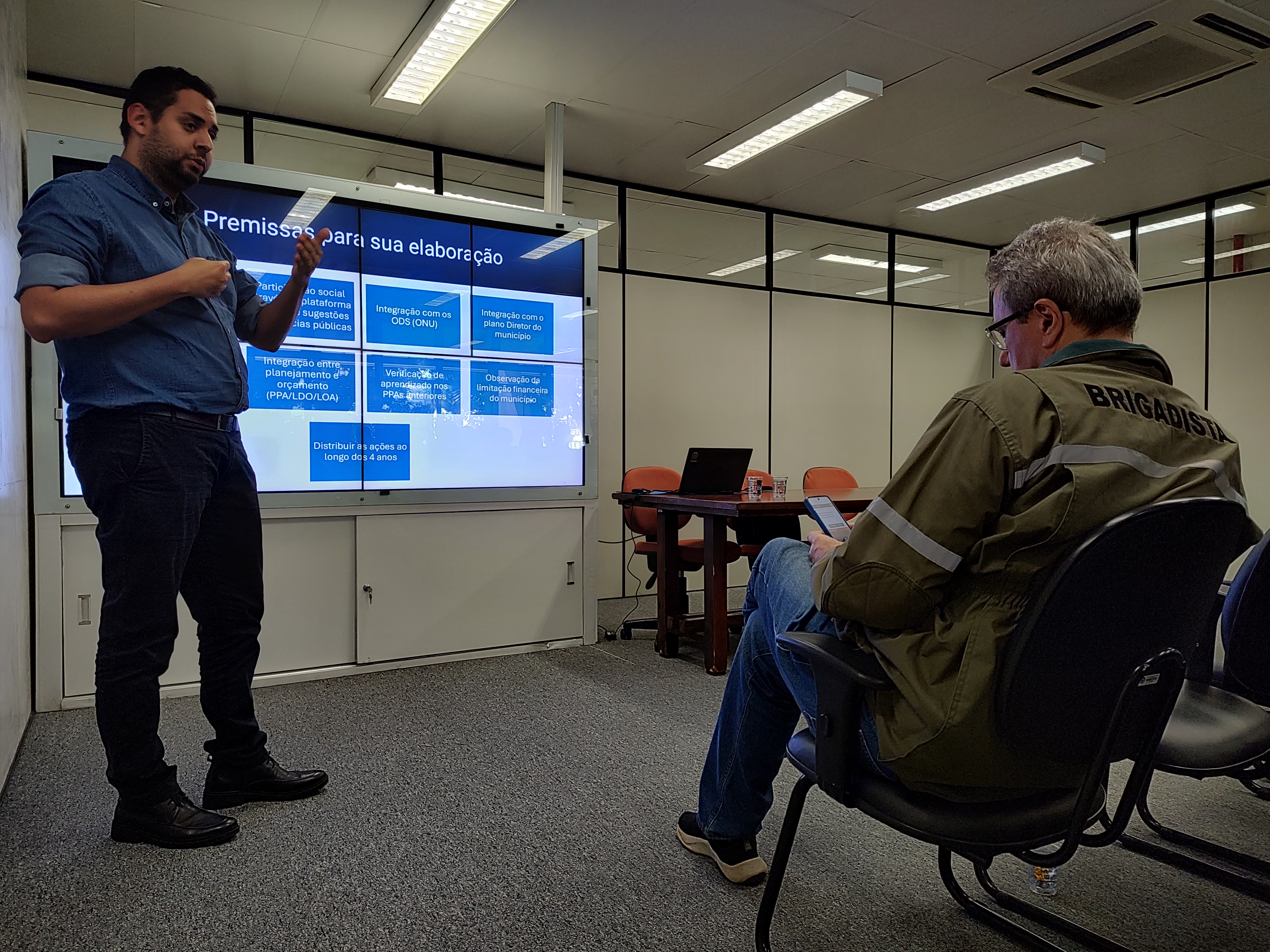 Durante as reuniões, os servidores receberam orientações sobre a construção do diagnóstico preliminar e a definição das políticas públicas que nortearão o novo ciclo de planejamento do PPA