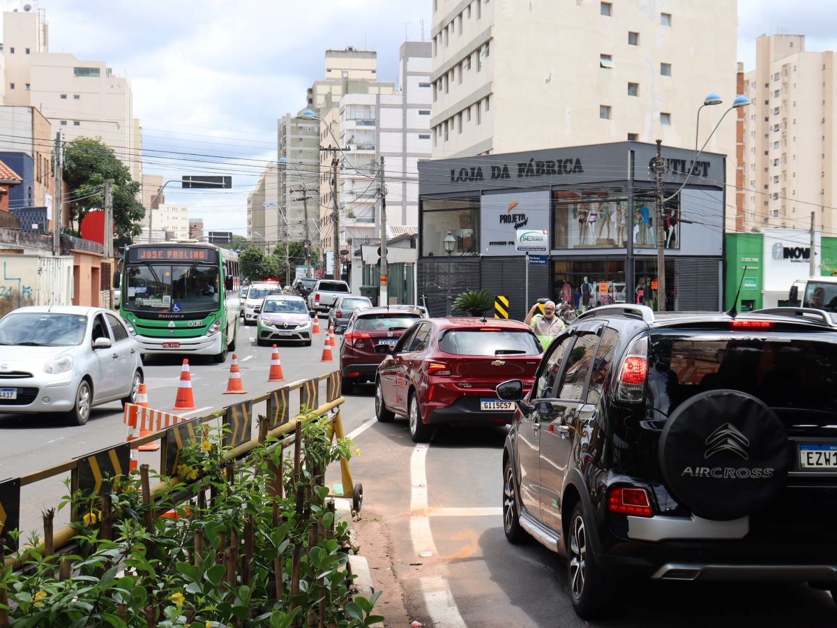 Faixa reversível é ativada em trecho da rua Coronel Quirino, entre a avenida Dr. Moraes Salles e a rua General Marcondes Salgado