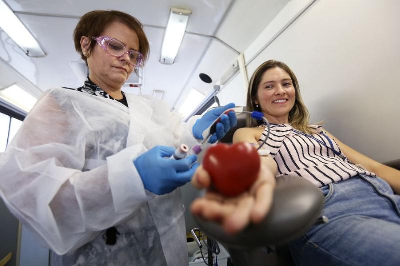 Depois da doação, o lanchinho. E o sorriso no rosto da doadora, certa de que praticou uma importante boa ação