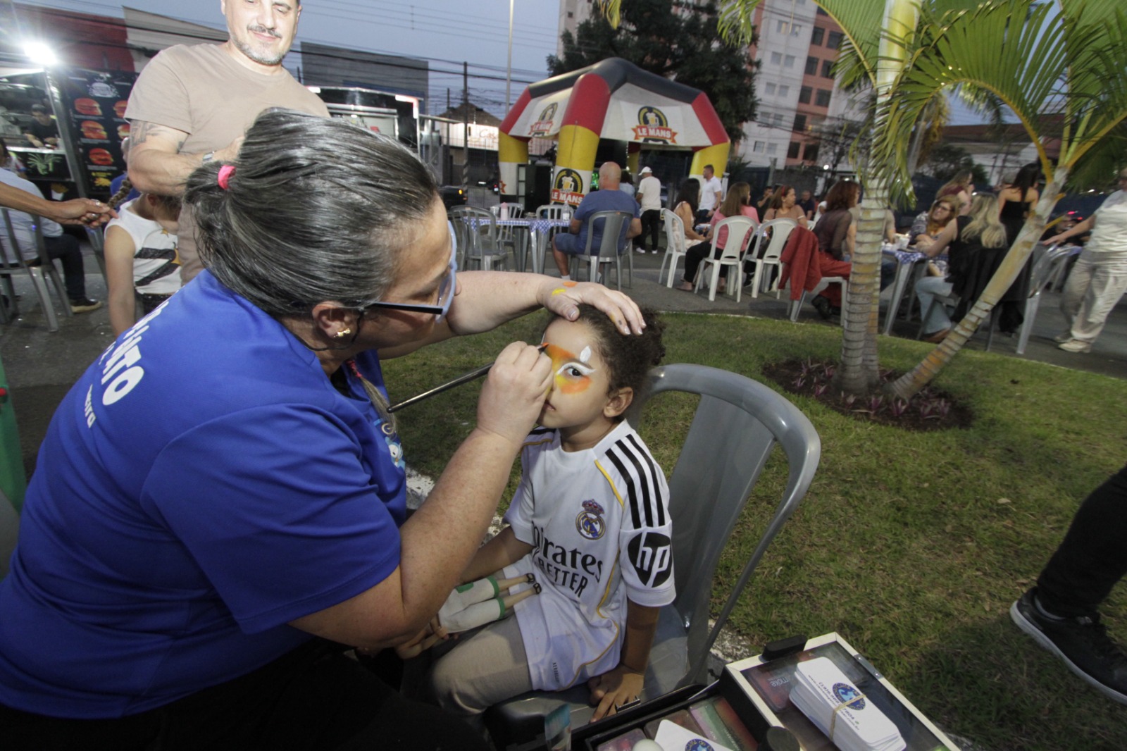 Crianças também participaram da festa, com atividades de pintura facial e brincadeiras