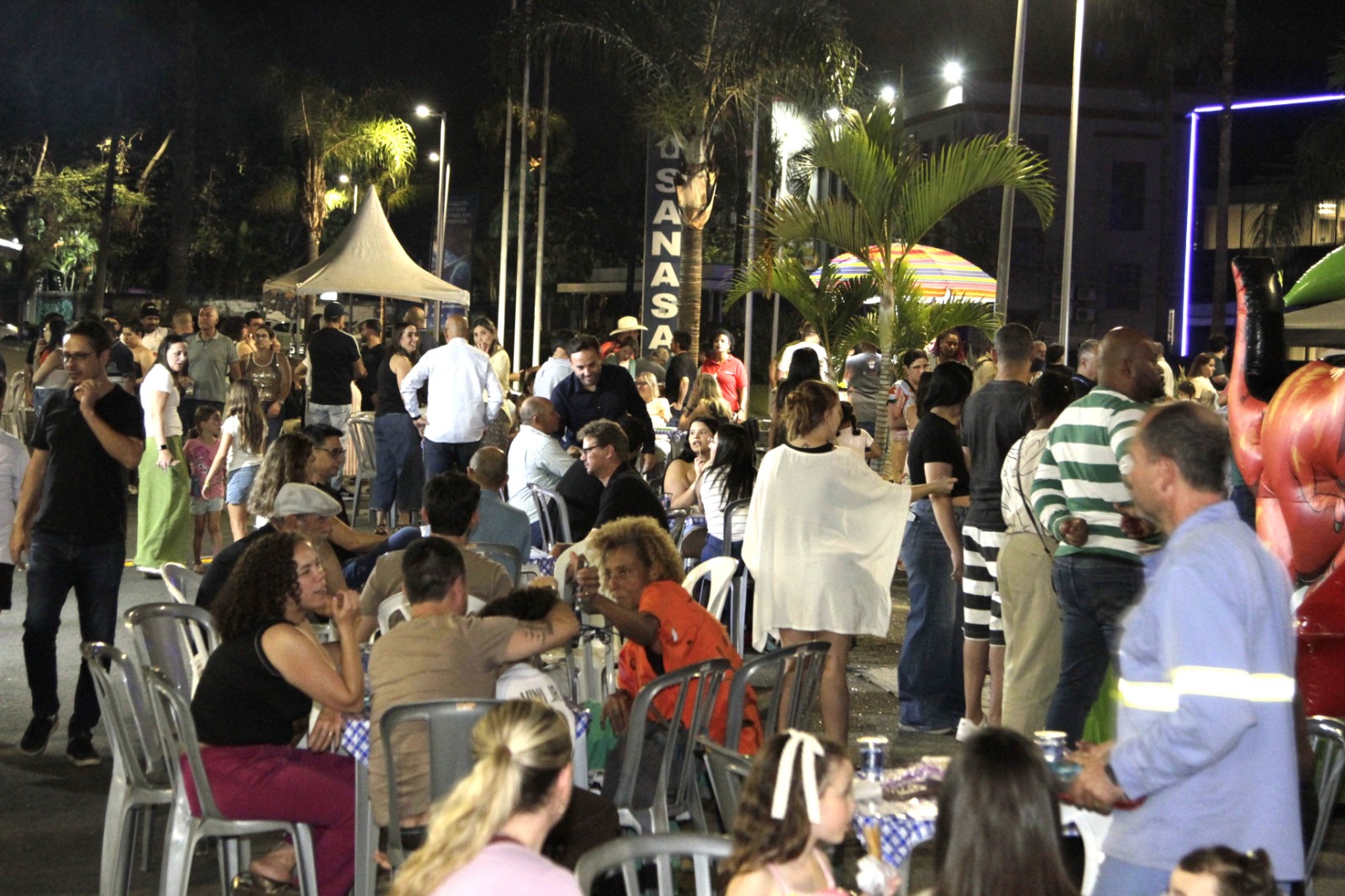 Funcionários e moradores da região participaram da festa de aniversário da Sanasa