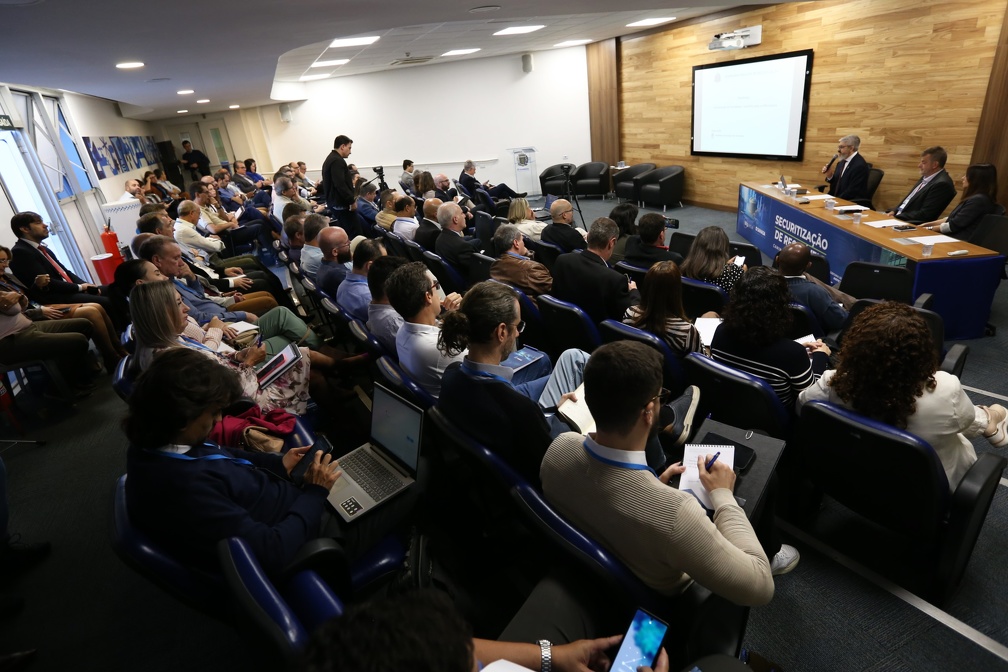 Evento reuniu gestores públicos no auditório da Sanasa para debater lei que possibilita aos municípios e estados receber antecipadamente a dívida ativa a partir do lançamento de títulos no mercado