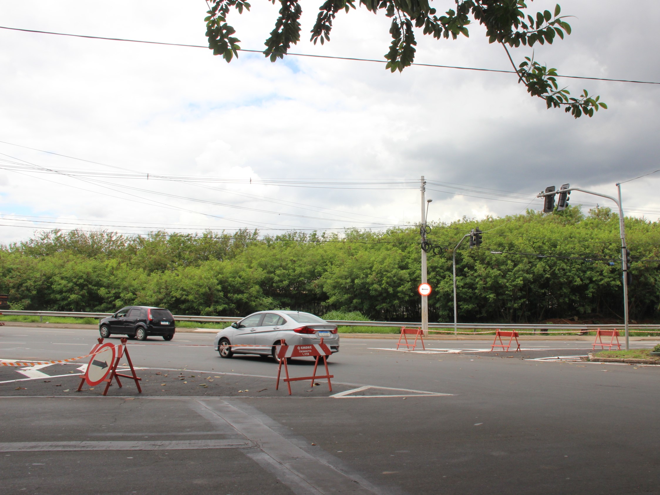Agentes da Emdec sinalizam as interdições e orientam condutores