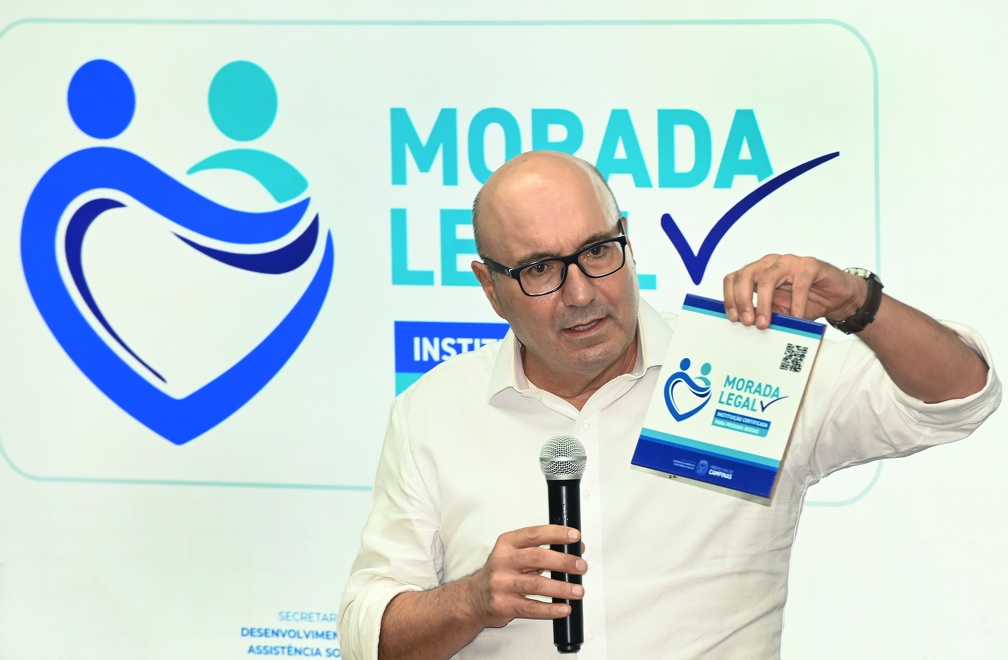 Prefeito Dário mostra o Selo, que poderá ser afixado no estabelecimento